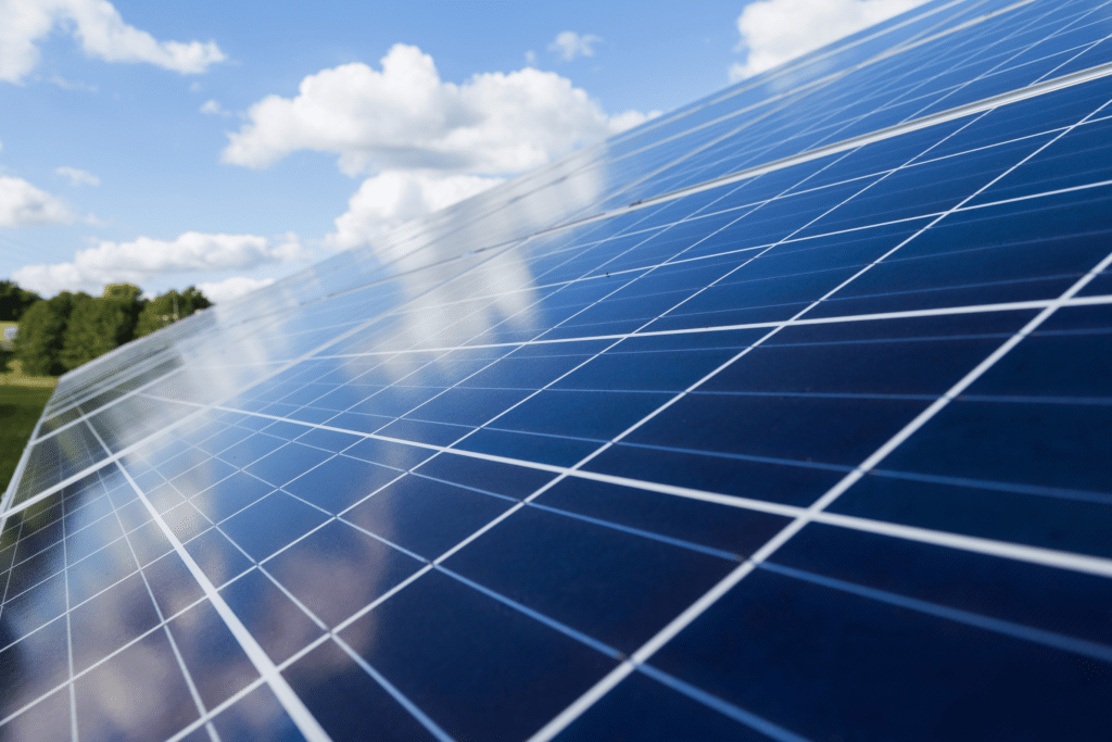 Dettaglio ravvicinato di pannelli fotovoltaici inclinati sotto il cielo